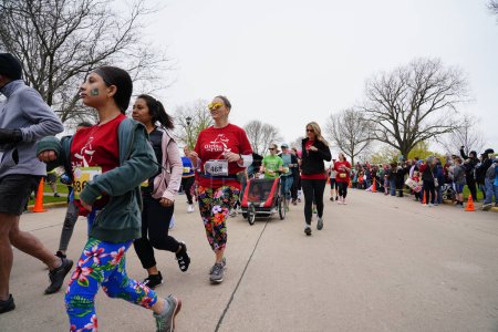 Téléchargez les photos : Fond du Lac, Wisconsin / États-Unis - 11 mai 2019 : De nombreux membres de la communauté sont venus pour Girls on the Run afin d'aider à soutenir l'organisation locale des femmes. - en image libre de droit