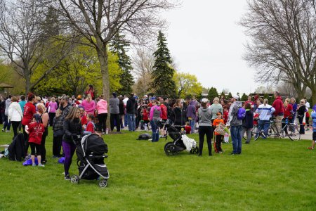 Foto de Fond du Lac, Wisconsin / Estados Unidos - 11 de mayo de 2019: Muchos miembros de la comunidad se manifestaron a favor de Girls on the Run para ayudar a apoyar a la Organización de Mujeres local. - Imagen libre de derechos