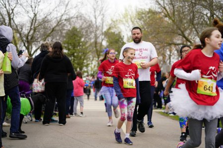Téléchargez les photos : Fond du Lac, Wisconsin / États-Unis - 11 mai 2019 : De nombreux membres de la communauté sont venus pour Girls on the Run afin d'aider à soutenir l'organisation locale des femmes. - en image libre de droit