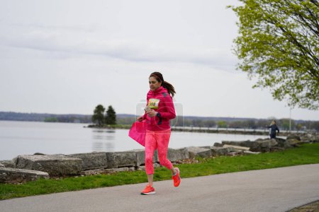Foto de Fond du Lac, Wisconsin / Estados Unidos - 11 de mayo de 2019: Muchos miembros de la comunidad se manifestaron a favor de Girls on the Run para ayudar a apoyar a la Organización de Mujeres local. - Imagen libre de derechos