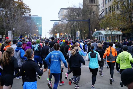 Foto de Madison, Wisconsin / Estados Unidos - 10 de noviembre de 2019: Muchos corredores y corredores por todo Wisconsin y los estados vecinos salieron a MADISON MARATHON PRESENTADO POR SSM HEALTH. - Imagen libre de derechos
