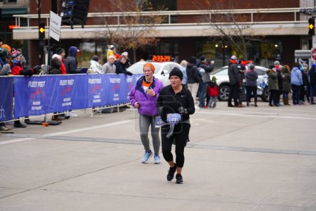 Foto de Madison, Wisconsin / Estados Unidos - 10 de noviembre de 2019: Muchos corredores y corredores por todo Wisconsin y los estados vecinos salieron a MADISON MARATHON PRESENTADO POR SSM HEALTH. - Imagen libre de derechos