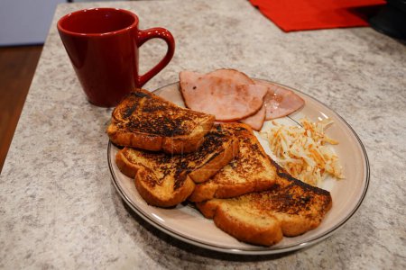 Téléchargez les photos : Matin Petit déjeuner composé de pain perdu, de jambon tranché et de pommes de terre hachées avec une tasse de café. - en image libre de droit