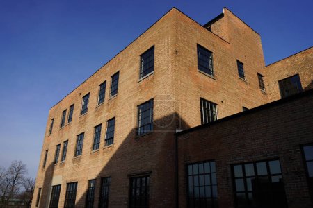Téléchargez les photos : Fond du Lac, Wisconsin États-Unis - 8 février 2024 : L'ancien bâtiment historique de la Northern Casket Company s'est transformé en immeubles d'appartements que la communauté peut louer et utiliser . - en image libre de droit