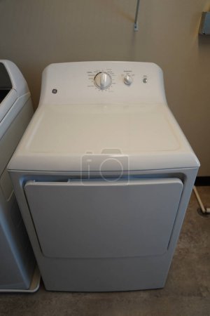 Foto de Fond du Lac, Wisconsin, EE.UU. - 1 de febrero de 2023: GE lavadora y secadora de ropa GE se encuentran en la sala de lavandería. - Imagen libre de derechos