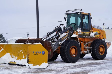 Foto de Mauston, Wisconsin, EE.UU. - 15 de enero de 2024: La cargadora de ruedas Case de tamaño completo se sienta en la nieve de invierno lista para usar. - Imagen libre de derechos