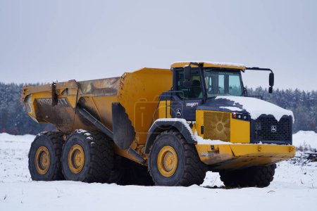 Foto de Nueva Lisboa, Wisconsin, EE.UU. - 24 de enero de 2023: John Deere 410E-2 Articulated Dump Truck se sienta fuera sin usar en el frío invierno. - Imagen libre de derechos