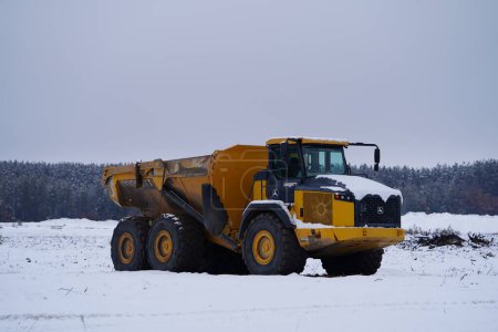 Téléchargez les photos : New Lisbon, Wisconsin États-Unis - 24 janvier 2023 : Le camion à benne basculante articulé John Deere 410E-2 reste inutilisé à l'extérieur pendant l'hiver froid. - en image libre de droit