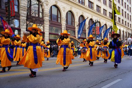 Téléchargez les photos : Chicago, Illinois États-Unis - 23 novembre 2023 : Des membres de l'institut coréen des arts de la scène de la fanfare de Chicago ont défilé dans State Street lors du défilé de l'Action de grâces. - en image libre de droit