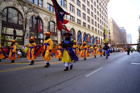 Foto de Chicago, Illinois, Estados Unidos - 23 de noviembre de 2023: Miembros del Instituto Coreano de Artes Escénicas de Chicago marcharon por State Street durante el desfile del Día de Acción de Gracias. - Imagen libre de derechos
