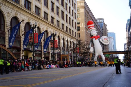 Téléchargez les photos : Chicago, Illinois États-Unis - 23 novembre 2023 : Des membres du défilé de l'Action de grâces de Chicago ont tiré le Dr Seuss Cat dans le ballon de personnage Hat à travers State Street. - en image libre de droit