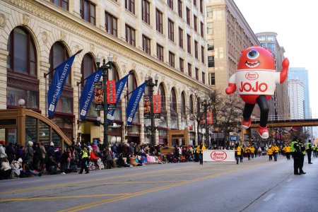 Téléchargez les photos : Chicago, Illinois États-Unis - 23 novembre 2023 : Des membres de la parade de l'Action de grâces de Chicago ont tiré un ballon à travers State Street. - en image libre de droit