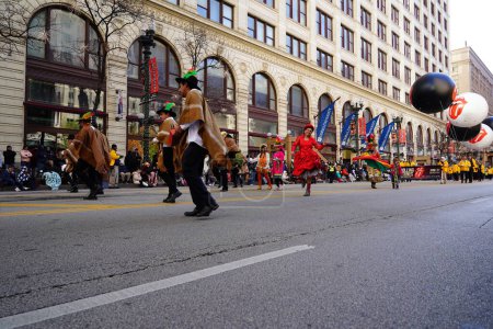 Téléchargez les photos : Chicago, Illinois USA - 23 novembre 2019 : Maison de la Culture Guatémaltèque Casa de la Cultura Guatémaltèque en Chicago a participé et dansé en 2023 Chicago Thanksgiving Parade. - en image libre de droit