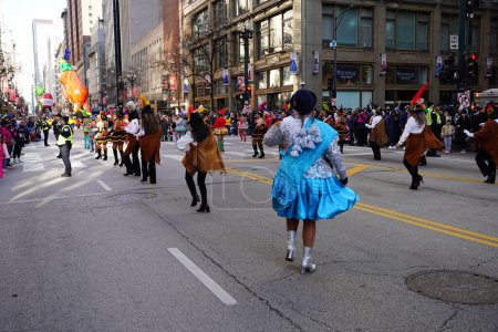 Téléchargez les photos : Chicago, Illinois USA - 23 novembre 2019 : Maison de la Culture Guatémaltèque Casa de la Cultura Guatémaltèque en Chicago a participé et dansé en 2023 Chicago Thanksgiving Parade. - en image libre de droit