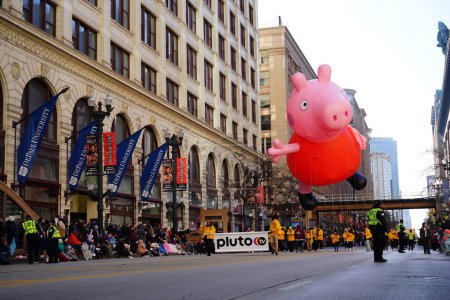 Foto de Chicago, Illinois, Estados Unidos - 23 de noviembre de 2023: Miembros del Desfile del Día de Acción de Gracias de Chicago tiraron del globo a través de State Street. - Imagen libre de derechos