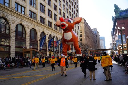 Téléchargez les photos : Chicago, Illinois États-Unis - 23 novembre 2023 : Des membres de la parade du jour de l'Action de grâces de Chicago ont tiré Rudolph le ballon de personnage de renne à nez rouge à travers State Street. - en image libre de droit