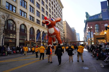 Téléchargez les photos : Chicago, Illinois États-Unis - 23 novembre 2023 : Des membres de la parade du jour de l'Action de grâces de Chicago ont tiré Rudolph le ballon de personnage de renne à nez rouge à travers State Street. - en image libre de droit