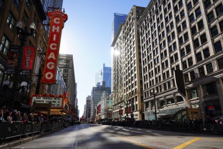 Téléchargez les photos : Chicago, Illinois États-Unis - le 23 novembre 2023 : Défilé de l'Action de grâces de Chicago a traversé State Street en passant devant le célèbre théâtre de Chicago. - en image libre de droit