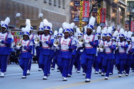 Foto de Chicago, Illinois, Estados Unidos - 23 de noviembre de 2023: Aristócrata de bandas marchando desde Nashville, Tennessee marchó en 2023 Chicago Thanksgiving Day Parade. - Imagen libre de derechos