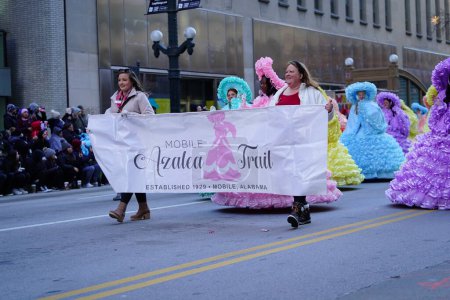 Téléchargez les photos : Chicago, Illinois / États-Unis - 28 novembre 2019 : Les servantes du Mobile Azalea Trail exhibent leurs robes au Chicago Thanksgiving Parade 2019 de l'oncle Dan. - en image libre de droit