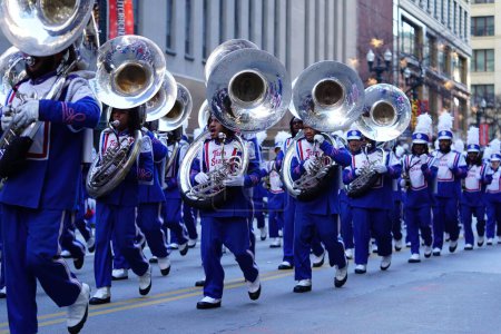 Foto de Chicago, Illinois, Estados Unidos - 23 de noviembre de 2023: Aristócrata de bandas marchando desde Nashville, Tennessee marchó en 2023 Chicago Thanksgiving Day Parade. - Imagen libre de derechos