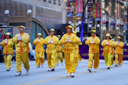 Téléchargez les photos : Chicago, Illinois États-Unis - 23 novembre 2023 : Des membres du Falun Dafa Chicago, Falun Gong Chicago une pratique religieuse chinoise participent au défilé de l'Action de grâces de Chicago en 2023. - en image libre de droit