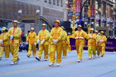Foto de Chicago, Illinois, EE.UU. - 23 de noviembre de 2023: Los miembros de Falun Dafa Chicago, Falun Gong Chicago, una práctica religiosa china, participan en el Desfile del Día de Acción de Gracias de Chicago 2023. - Imagen libre de derechos