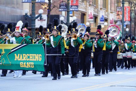 Téléchargez les photos : Chicago, Illinois / USA - 28 novembre 2019 : Le Kelly High School Trojans Musical Marching Band de Chicago a défilé en 2019 au Chicago Thanksgiving Parade de l'oncle Dan. - en image libre de droit