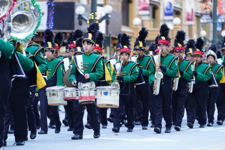 Foto de Chicago, Illinois / Estados Unidos - 28 de noviembre de 2019: Kelly High School Trojans Musical Marching Band of Chicago marchó en 2019 Uncle Dan 's Chicago Thanksgiving Parade. - Imagen libre de derechos
