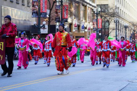 Téléchargez les photos : Chicago, Illinois États-Unis - 23 novembre 2023 : Chicago La culture et les arts chinois ont participé et se sont produits en 2023 Chicago Thanksgiving Parade - en image libre de droit