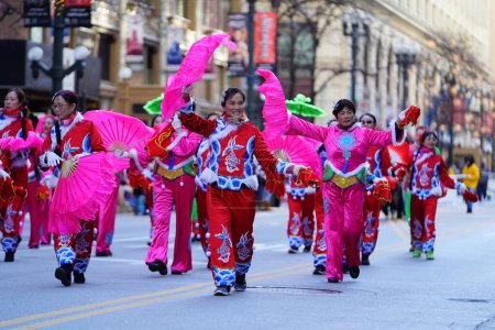 Foto de Chicago, Illinois, EE.UU. - 23 de noviembre de 2023: Chicago La cultura y las artes chinas participaron y actuaron en 2023 Chicago Thanksgiving Parade - Imagen libre de derechos