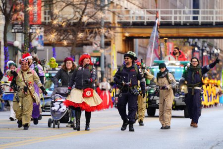 Foto de Chicago, Illinois, EE.UU. - 23 de noviembre de 2023: Cazafantasmas de la Ciudad del Viento vestidos con disfraces de Cazafantasmas y participaron en el Desfile de Acción de Gracias de Chicago 2023. - Imagen libre de derechos