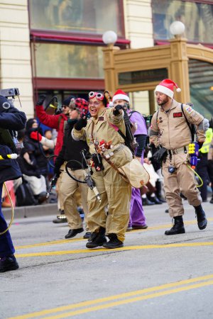 Foto de Chicago, Illinois, EE.UU. - 23 de noviembre de 2023: Cazafantasmas de la Ciudad del Viento vestidos con disfraces de Cazafantasmas y participaron en el Desfile de Acción de Gracias de Chicago 2023. - Imagen libre de derechos
