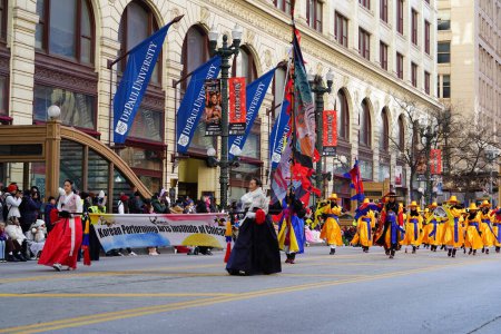 Téléchargez les photos : Chicago, Illinois États-Unis - 23 novembre 2023 : Des membres de l'institut coréen des arts de la scène de la fanfare de Chicago ont défilé dans State Street lors du défilé de l'Action de grâces. - en image libre de droit