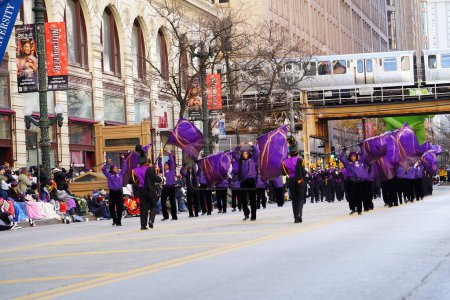Foto de Chicago, Illinois / Estados Unidos - 28 de noviembre de 2019: Muchos artistas, bandas de marcha musical de secundaria y bailarines participaron y actuaron en el desfile de acción de gracias de Uncle Dan en Chicago 2019. - Imagen libre de derechos