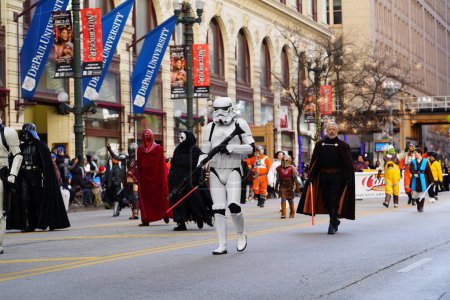 Téléchargez les photos : Chicago, Illinois États-Unis - 23 novembre 2023 : Des membres de la 501e Garnison du Midwest habillés en costumes Star Wars et ont participé au défilé de Thanksgiving de Chicago en 2023. - en image libre de droit
