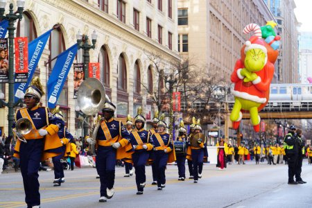 Téléchargez les photos : Chicago, Illinois États-Unis - 23 novembre 2023 : Des membres du Chicago Thanksgiving Day Parade ont tiré le ballon de personnage Grinch à travers State Street. - en image libre de droit