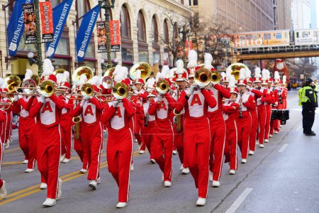 Téléchargez les photos : Chicago, Illinois États-Unis - 23 novembre 2023 : Des élèves asiatiques d'Arcadia ont défilé en uniforme rouge dans State Street lors de la parade du jour de l'Action de grâce 2023. - en image libre de droit