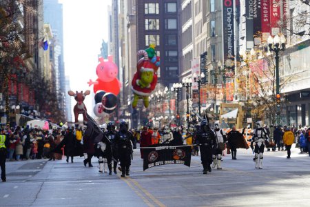 Foto de Chicago, Illinois, EE.UU. - 23 de noviembre de 2023: Miembros de la 501ª Guarnición del Medio Oeste se vistieron con trajes de Star Wars y participaron en el Desfile de Acción de Gracias de Chicago 2023. - Imagen libre de derechos