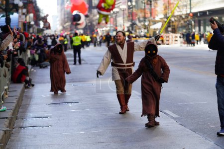 Téléchargez les photos : Chicago, Illinois États-Unis - 23 novembre 2023 : Des membres de la 501e Garnison du Midwest habillés en costumes Star Wars et ont participé au défilé de Thanksgiving de Chicago en 2023. - en image libre de droit