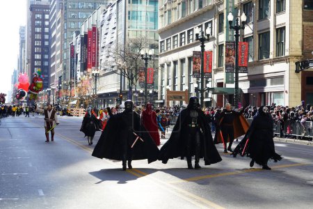 Foto de Chicago, Illinois, EE.UU. - 23 de noviembre de 2023: Miembros de la 501ª Guarnición del Medio Oeste se vistieron con trajes de Star Wars y participaron en el Desfile de Acción de Gracias de Chicago 2023. - Imagen libre de derechos