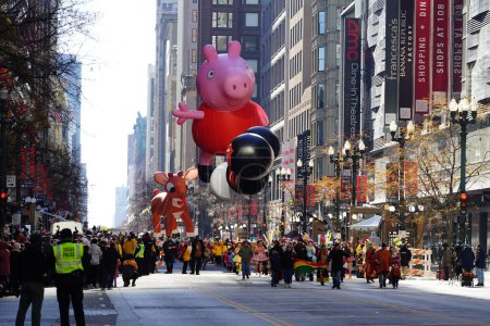 Foto de Chicago, Illinois, Estados Unidos - 23 de noviembre de 2023: Miembros del Desfile del Día de Acción de Gracias de Chicago tiraron del globo a través de State Street. - Imagen libre de derechos