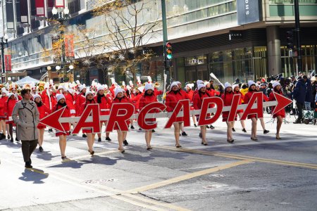 Foto de Chicago, Illinois, Estados Unidos - 23 de noviembre de 2023: Estudiantes asiáticos de la banda de estudiantes de secundaria de Arcadia marcharon con uniformes rojos por State Street durante el Desfile del Día de Acción de Gracias de 2023. - Imagen libre de derechos