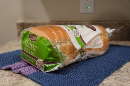 Téléchargez les photos : Fond du Lac, Wisconsin États-Unis - 15 février 2024 : Le pain italien tranché Kwikery est assis sur le comptoir de la cuisine. - en image libre de droit