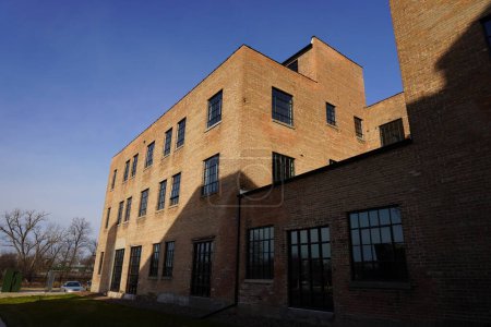Téléchargez les photos : Fond du Lac, Wisconsin États-Unis - 8 février 2024 : L'ancien bâtiment historique de la Northern Casket Company s'est transformé en immeubles d'appartements que la communauté peut louer et utiliser . - en image libre de droit