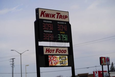 Foto de Mauston, Wisconsin, EE.UU. - 7 de febrero de 2022: Los precios de los combustibles en un viaje de Wisconsin Kwik superan los 3 dólares y los 30 centavos debido a la inflación de la administración de Joe Biden. - Imagen libre de derechos