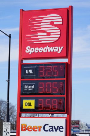 Foto de Mauston, Wisconsin, EE.UU. - 7 de febrero de 2022: Los precios de los combustibles en una autopista de Wisconsin superan los 3 dólares debido a la inflación de la administración de Joe Biden. - Imagen libre de derechos