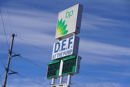 Téléchargez les photos : Mauston, Wisconsin États-Unis - 7 février 2022 : Les prix du carburant dans une station-service du Wisconsin sont supérieurs à 3 dollars et 30 cents en raison de l'inflation de l'administration Joe Biden. - en image libre de droit