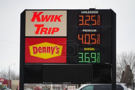 Foto de Mauston, Wisconsin, EE.UU. - 7 de febrero de 2022: Los precios de los combustibles en un viaje de Wisconsin Kwik superan los 3 dólares y los 30 centavos debido a la inflación de la administración de Joe Biden. - Imagen libre de derechos