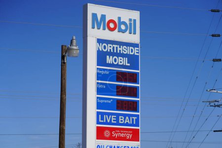Foto de Mauston, Wisconsin, EE.UU. - 7 de febrero de 2022: Los precios de los combustibles en las gasolineras de Wisconsin superan los 3 dólares y los 30 centavos debido a la inflación de la administración de Joe Biden. - Imagen libre de derechos